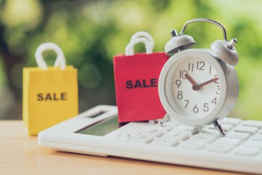 Online alışveriş ve alışveriş torbaları gönderi hizmeti kullanarak arka plan alışveriş kavramı ve teslim hizmet anlayışı ile kopya alanı olarak, metin veya tasarım için beyaz bir hesap makinesi yerleştirilmiş.