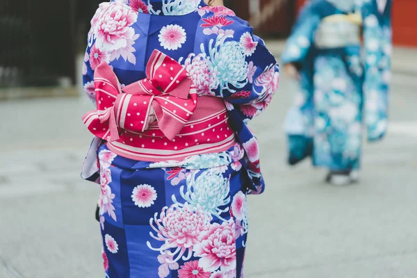 Молоді Дівчата Носіння Японське Кімоно Стоячи Перед Sensoji Temple Токіо — стокове фото