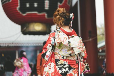 Sensoji önünde ayakta Japon kimono giyen genç kız 