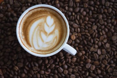 Beyaz kahve kupa. Kahve kahvedir. ahşap masa masaya 