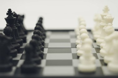 satranç tahtası geri işletme içinde müzakere üzerinde bir satranç parça ile