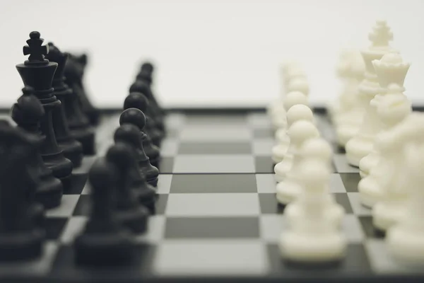 Šachovnice s šachová figurka na zpět vyjednávání v ekonomické — Stock fotografie