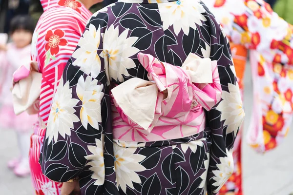 Chica joven con kimono japonés de pie frente a Sensoji —  Fotos de Stock