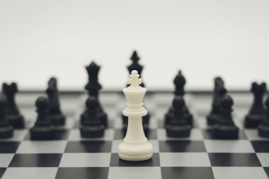 satranç tahtası geri işletme içinde müzakere üzerinde bir satranç parça ile