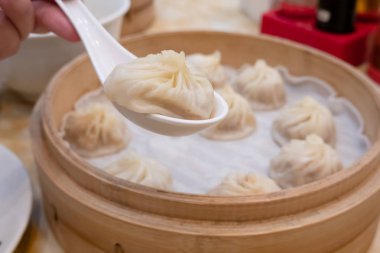 Restoranda yemek çubukları ile Xiao uzun bao çorba hamur tatlısı buns (