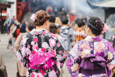 Sensoji önünde ayakta Japon kimono giyen genç kız 