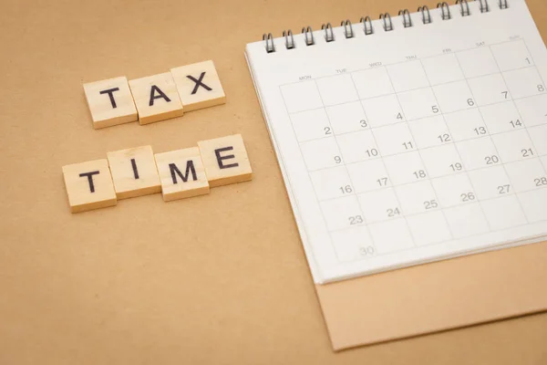 Pagare il reddito annuo (TAX) per l'anno sulla calcolatrice. utilizzando come bac — Foto Stock