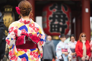 Sensoji önünde ayakta Japon kimono giyen genç kız 