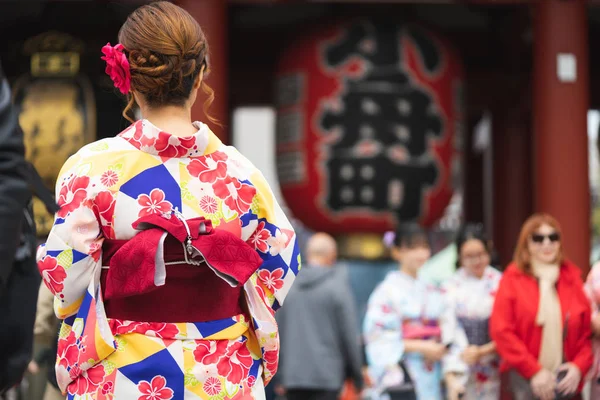 Chica joven con kimono japonés de pie frente a Sensoji — Foto de Stock