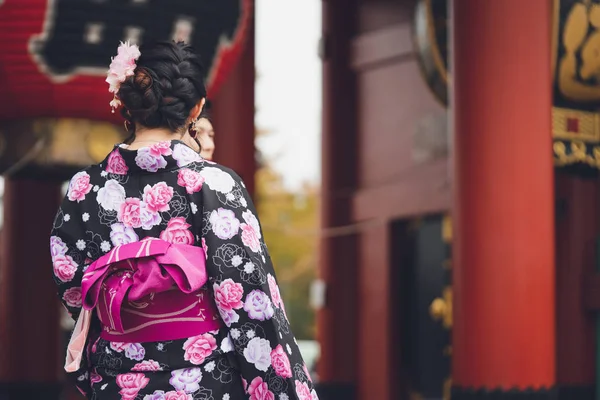 浅草寺の前に日本の着物立っている身に着けている若い女の子 — ストック写真