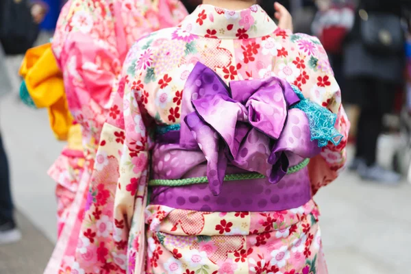 Young girl wearing Japanese kimono standing in front of Sensoji — Stock Photo, Image