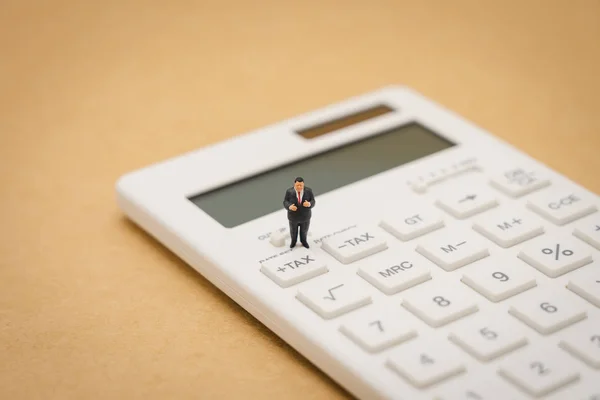 Miniature people Pay queue Annual income (TAX) for the year on c — Stock Photo, Image