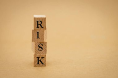 Arka plan iş kavramı ve risk con olarak kullanarak ahşap kelime riski
