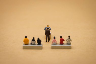 Minyatür insanlar işadamları röportaj adaylar wo düşünün için