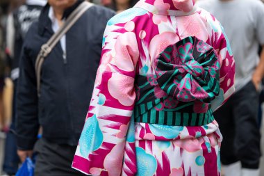 Sensoji önünde ayakta Japon kimono giyen genç kız 
