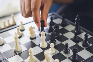 Bir kral satranç tutan işadamı bir chessboard.using üzerinde yerleştirilir