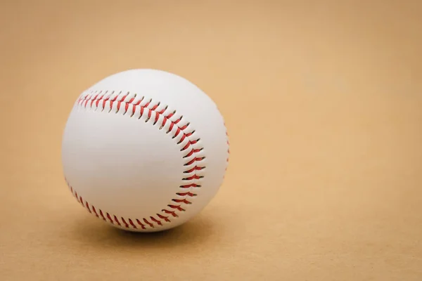Béisbol aislado sobre un fondo marrón y rojo costura baseba — Foto de Stock