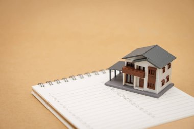 Ev modelleri bir kitap sıralaması (liste) yerleştirilir. Ev onarım ve C