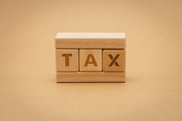 Daňové postavení na pozadí dřeva slovo izolovat. použití jako poza — Stock fotografie