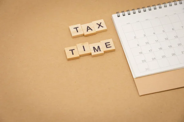 Pagare il reddito annuo (TAX) per l'anno sulla calcolatrice. utilizzando come bac — Foto Stock