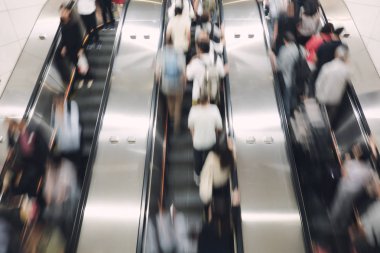 Yaya, emekli otomatik yürüyen merdiven aşağı ve aşağı