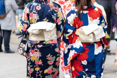 Sensoji önünde ayakta Japon kimono giyen genç kız 