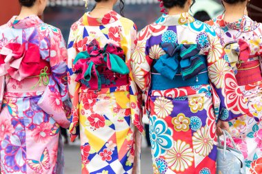 Sensoji önünde ayakta Japon kimono giyen genç kız 