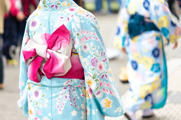 Chica joven con kimono japonés de pie frente a Sensoji — Foto de Stock