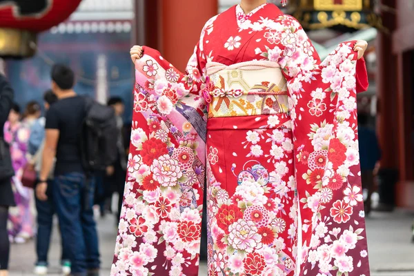 Menina vestindo quimono japonês em pé na frente de Sensoji — Fotografia de Stock