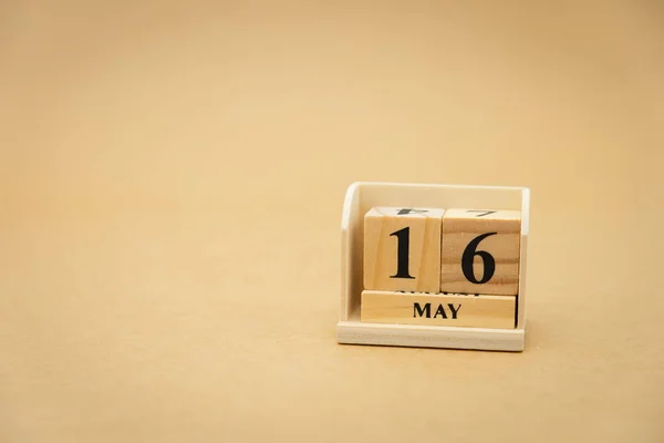 16 mai calendar din lemn pe fundal abstract din lemn de epocă. usin — Fotografie, imagine de stoc