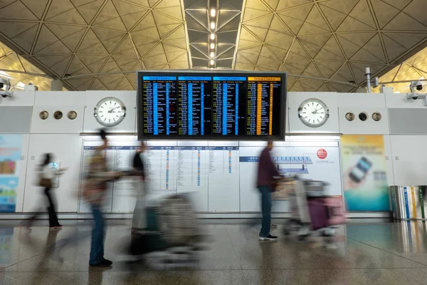乘客和游客检查时间表飞行在虹内 — 图库照片