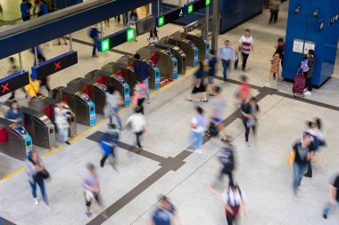 Yaya Commuter Crowd Meşgul Tren İstasyonu İnsanlar Seyahat bir