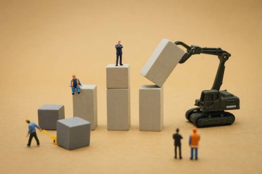 Minyatür insanlar iş adamları ayakta yatırım analizi veya