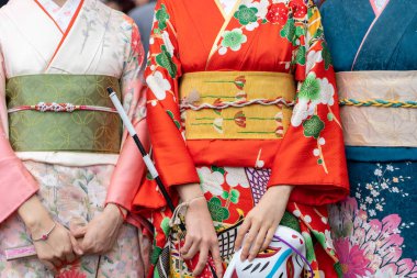 Sensoji önünde ayakta Japon kimono giyen genç kız 