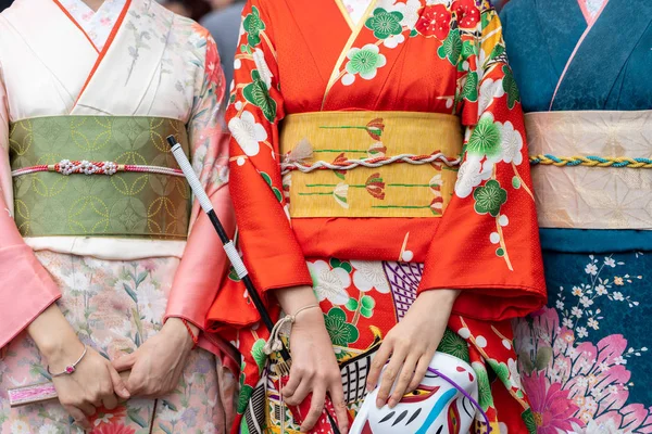 Menina vestindo quimono japonês em pé na frente de Sensoji — Fotografia de Stock