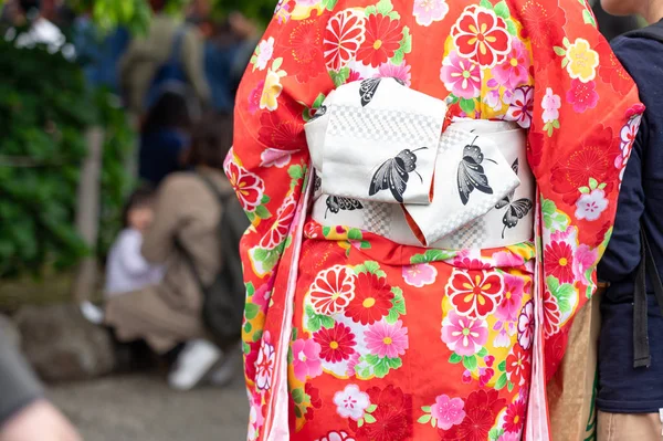 Sensoji önünde ayakta Japon kimono giyen genç kız — Stok fotoğraf