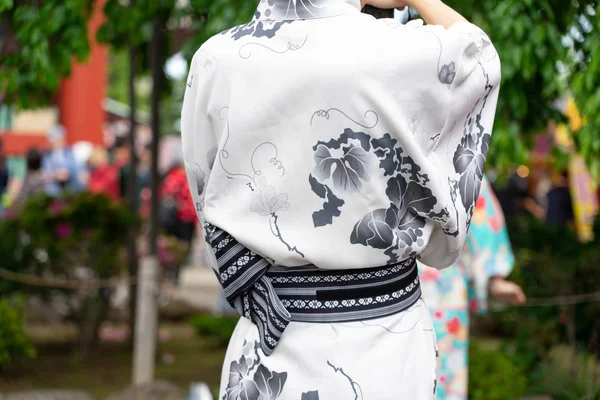 Молодая девушка в японском кимоно стоит перед Сенсодзи — стоковое фото