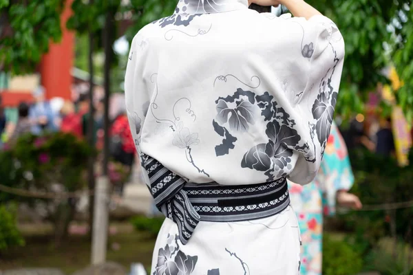 Chica joven con kimono japonés de pie frente a Sensoji —  Fotos de Stock