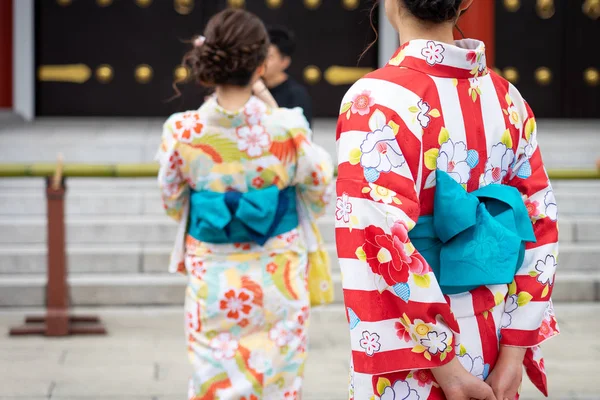 Młoda Dziewczyna japoński kimono stoi przed Sensoji na sobie — Zdjęcie stockowe