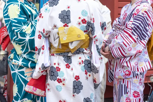 Chica joven con kimono japonés de pie frente a Sensoji —  Fotos de Stock