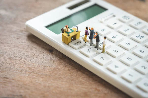 Miniature people Pay queue Annual income (TAX) for the year on c — Stock Photo, Image