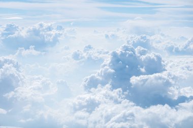 Gökyüzü parlak mavi. Bulutlar uçuyor. Hiss -ediyorum 