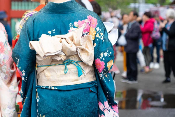 Sensoji önünde ayakta Japon kimono giyen genç kız — Stok fotoğraf