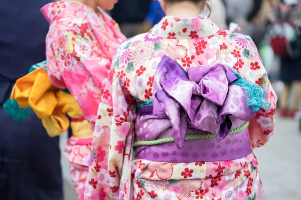 穿着日本和服的年轻女孩站在浅草寺面前 — 图库照片