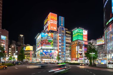 Shinju'da Trafik Sahnesi'nde Yürüyen Arabalar ve Yaya