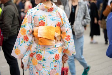 Sensoji önünde ayakta Japon kimono giyen genç kız 