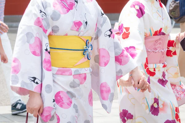 Chica joven con kimono japonés de pie frente a Sensoji —  Fotos de Stock
