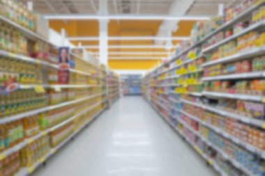 Boş süpermarket koridorsoyut bulanık süpermarket görünümü, de