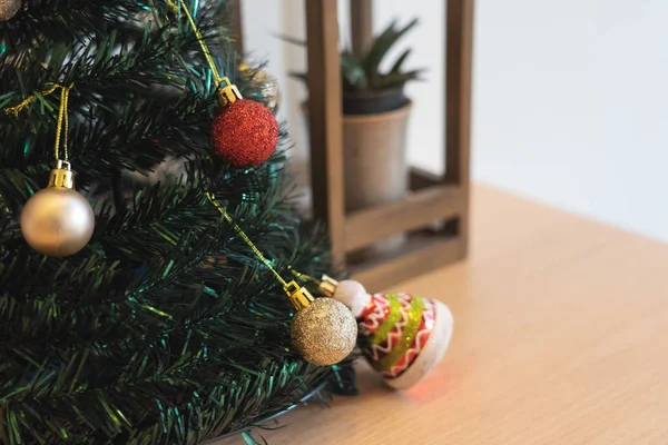 Bela árvore de Natal decorada com bugigangas e ramo de sp — Fotografia de Stock
