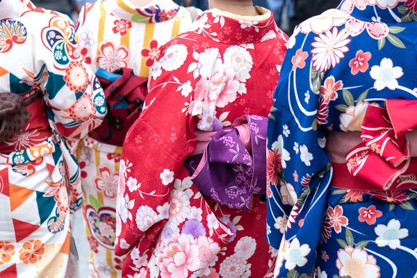 Молоді дівчата носіння японське кімоно стоячи перед No. — стокове фото